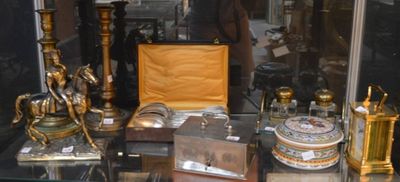une vitrine en verre contenant divers objets