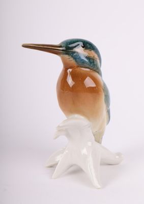 un oiseau perché sur un objet blanc