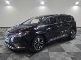 une camionnette noire garée sur un sol carrelé à damier dans un garage