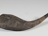 une vieille pipe sculptée dans un morceau de bois