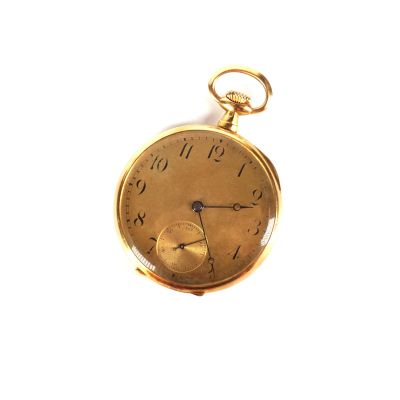 une montre de poche en or sur une surface blanche avec un fond blanc