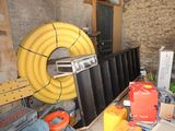 de nombreux engins de chantier posés sur une table