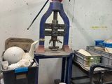 une machine posée sur une table dans une pièce