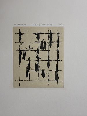 une photo en noir et blanc d'un tableau accroché à un mur blanc