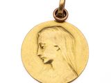 l'image d'une médaille d'or sur laquelle figure le visage d'une femme