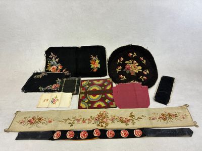 une photo représentant un ensemble de sacs à main et d'accessoires posés sur une surface blanche