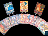 de nombreuses cartes Pokémon exposées sur un fond noir