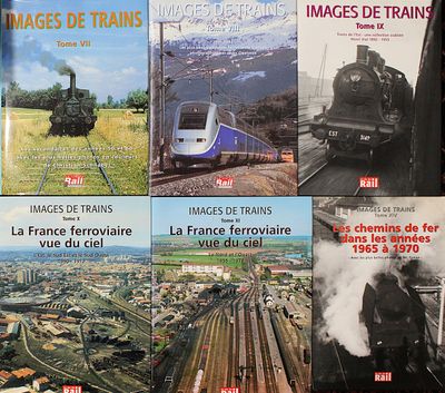 des livres posés sur une table, avec des images de trains dessus