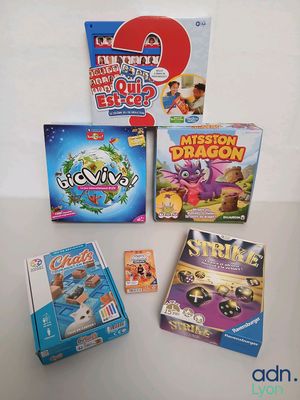beaucoup de jeux qui sont posés sur la table