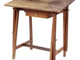 une petite table en bois avec un tiroir en dessous