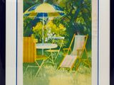 tableau représentant une scène de jardin avec une table, des chaises et un parasol