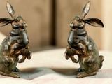 deux statues de lapins assis l'un sur l'autre