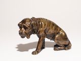figurine en bronze représentant un chien sur fond blanc