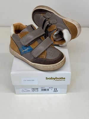 une paire de chaussures qui se trouve sur le dessus d'une boîte