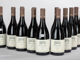 six bouteilles de vin sont alignées sur une table