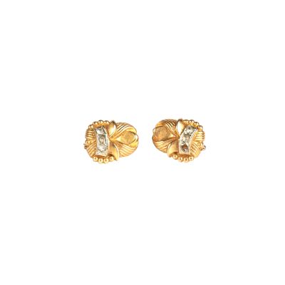 une paire de boucles d'oreilles en or et diamants sur fond blanc