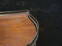 Vitrine galbée en acajou de style Louis XV, àgalerie de lait… (photo 4)