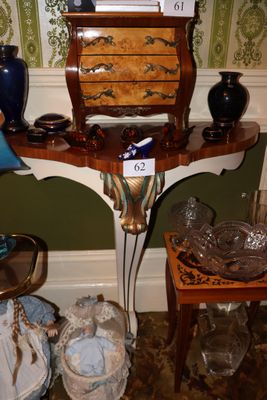 une petite table sur laquelle se trouve un miroir