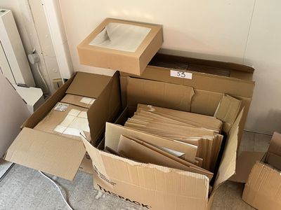 une pile de boîtes posées sur le sol
