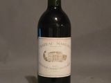 une bouteille de vin posée sur une table