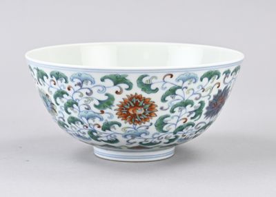 Bol chinois bleu et blanc orné de fleurs et d'oiseaux