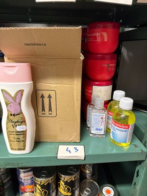 une étagère verte sur laquelle se trouvent une bouteille de liquide et une boîte