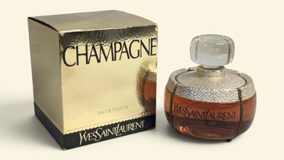 une image représentant une bouteille de champagne à côté d'une boîte