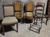 quatre chaises et une échelle dans un coin de la pièce