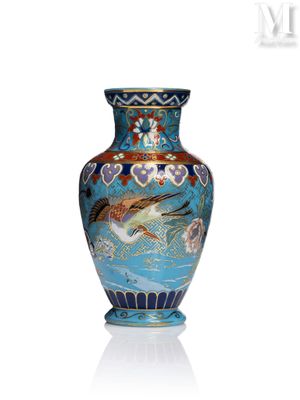 un vase bleu orné d'un oiseau, posé sur un fond blanc
