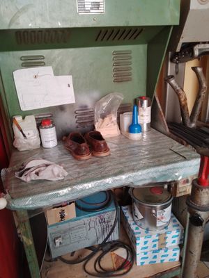 une photo d'un établi sur lequel sont posés des outils