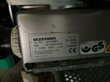 un gros plan d'une machine sur laquelle est apposée une étiquette