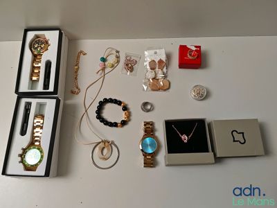 une table blanche sur laquelle sont posés tout un tas de bijoux