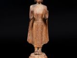 une image représentant une statue en bois de Bouddha sur fond noir