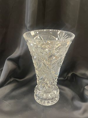 un vase en verre posé sur un tissu noir