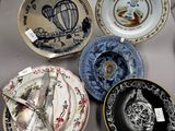 un grand nombre d'assiettes posées sur une table