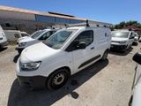 La camionnette blanche est garée sur le parking, à côté d'autres véhicules.