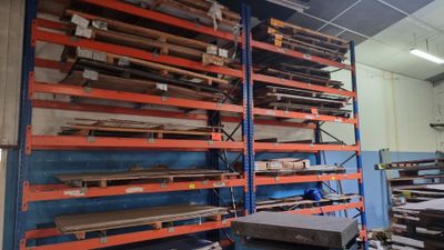un grand présentoir contenant de nombreux objets métalliques de toutes sortes