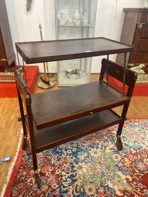 une table surmontée d'une étagère, dans une pièce
