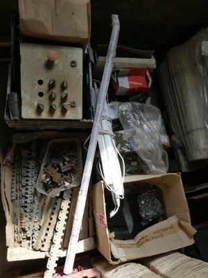 une pile d'objets hétéroclites posés sur le sol