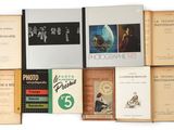 plusieurs livres sont empilés sur une surface blanche