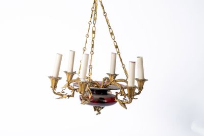 un lustre suspendu au plafond, orné de bougies