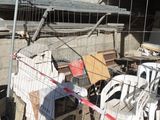 un tas de chaises et un téléviseur dans la cour