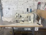 une machine à coudre posée sur une table