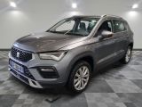 un 4x4 gris garé dans une pièce au sol en damier