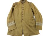 un vieux manteau militaire avec des boutons au col et aux poignets