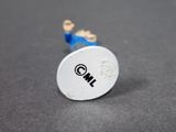 a small white button with the word oml on it