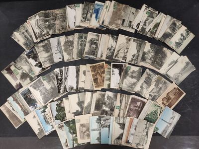 beaucoup de vieilles photos sur la table ensemble
