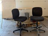 deux chaises de bureau posées sur une palette dans un garage