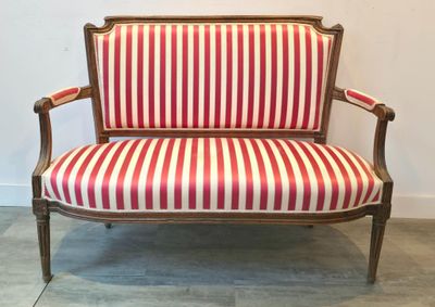 Banquette en bois naturel mouluré et sculpté, dossier trapèz…