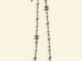 collier de perles sur fond blanc, composé d'un long rang de perles